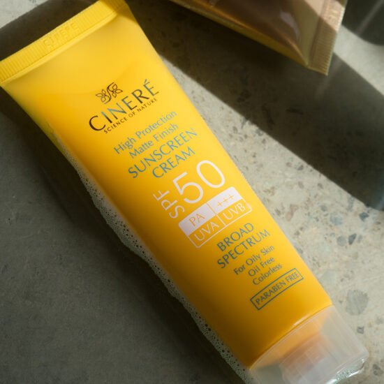 کرم ضد آفتاب SPF 50 بدون رنگ مناسب پوست چرب و جوشدار سینره