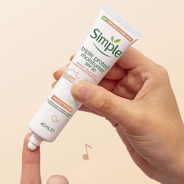 کرم ضد آفتاب، مرطوب کننده و ضد لک Spf 30 مناسب پوست خشک تا معمولی سیمپل 40 میل